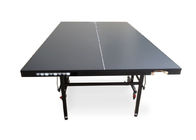Singola tavola da ping-pong piegante del nuovo modello, materiale del MDF con le palle e supporto dei pipistrelli